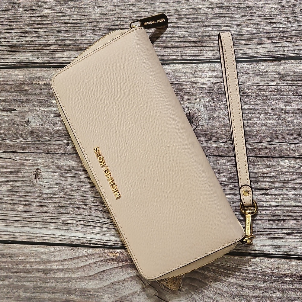 *PRICE FIRM* Michael Kors Soft Pink Saffiano Leather Wristlet Wallet